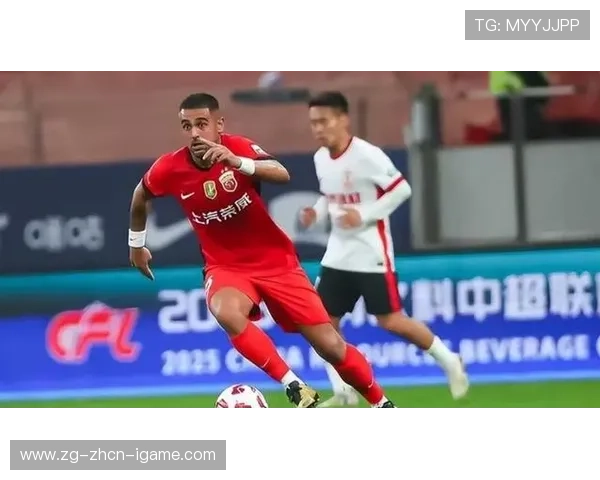 上海海港莱昂纳多边路突破策动反击：战术创新引领足球新风潮